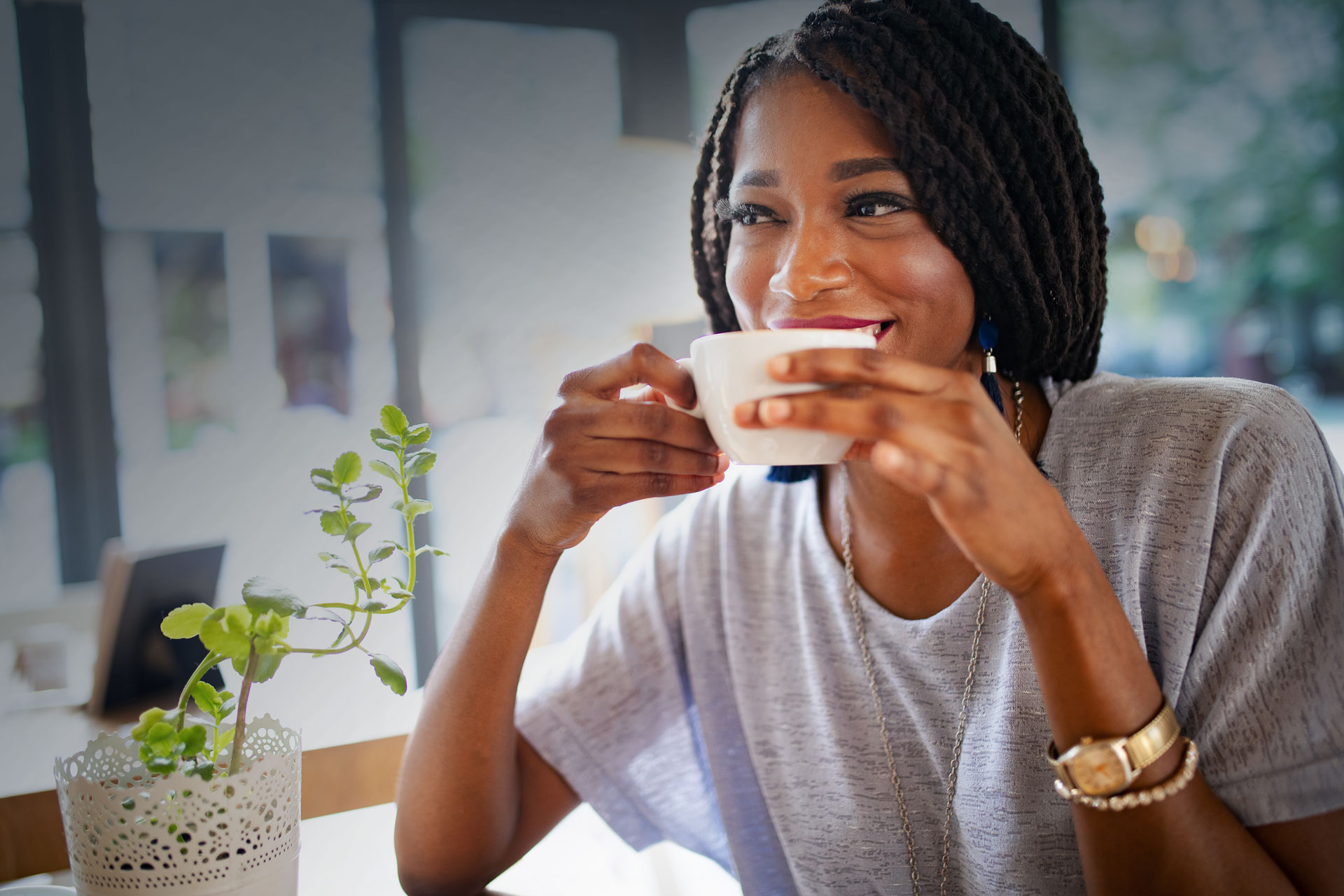 Women-drinking-tea